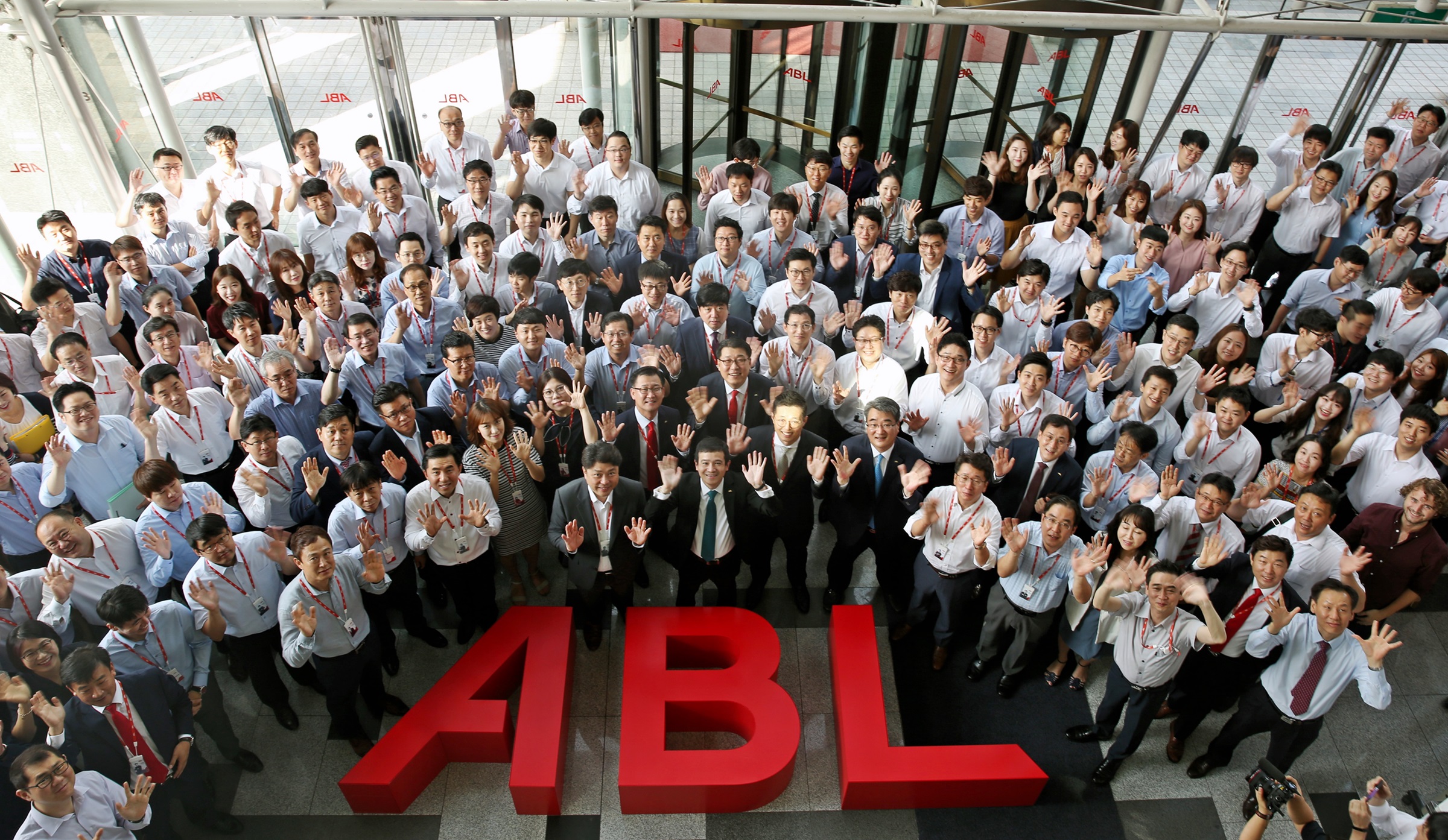 순레이 사장을 비롯한 ABL생명 직원들이 8월 1일 서울 여의도 본사에서 ABL생명의 출범을 축하하며 손을 흔들고 있는 모습의 사진